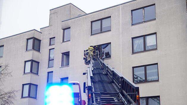 Bett geht in Flammen auf: Anwohner wirft Brenngut aus dem Fenster