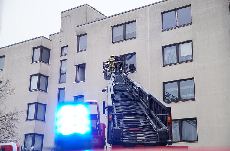 ansbach mann wirft brennende matratze aus fenster mobel in flammen