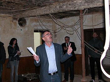 Eine große Baustelle hat Bürgermeister Harald Hofmann (auf dem Archivbild in der Mitte bei einem Besuch der Museumsgaststätte) derzeit zu bewältigen: die Stimmung in seinem Gemeinderat.