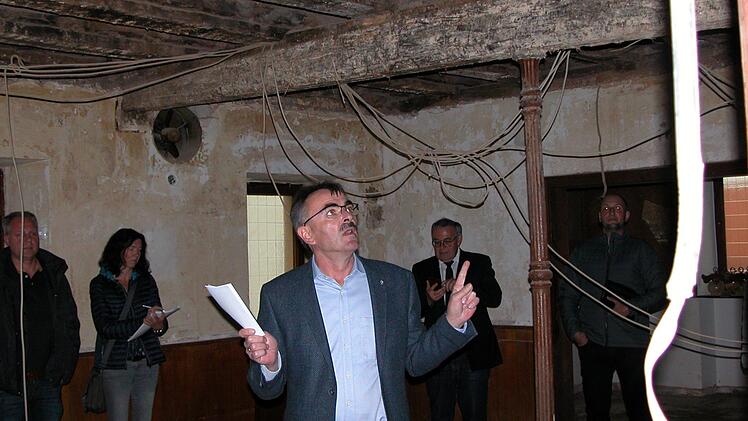 Eine große Baustelle hat Bürgermeister Harald Hofmann (auf dem Archivbild in der Mitte bei einem Besuch der Museumsgaststätte) derzeit zu bewältigen: die Stimmung in seinem Gemeinderat.