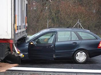 Ungebremst war die Unfallverursacherin unter den Lastwagen gefahren. Foto: Polizei