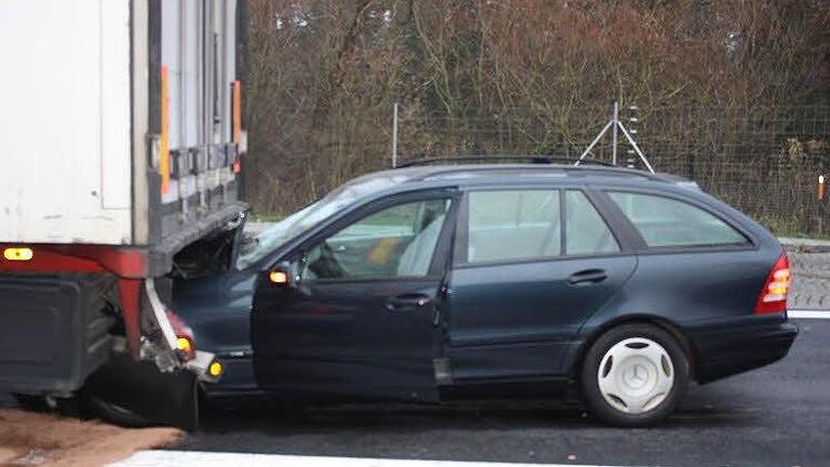 Ungebremst war die Unfallverursacherin unter den Lastwagen gefahren. Foto: Polizei