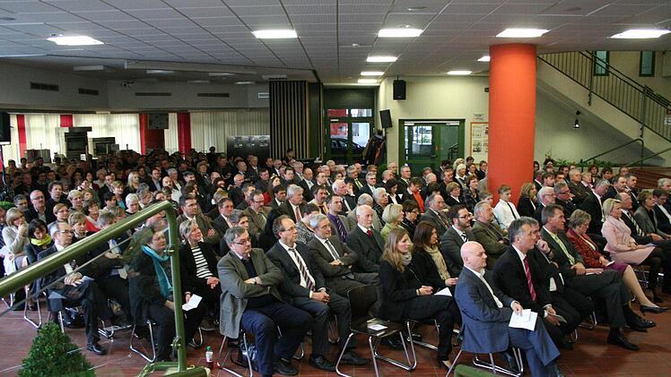 Das Foyer war erfüllt von Menschen.