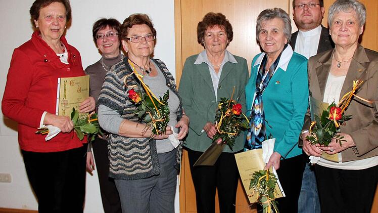Die Geehrten des Frauenbundes, von links: Anni Ort, Marianne Weller, Hilde Merkel, Margarete Locker, Anneliese Kratz; im Hintergrund Maria Zahnleiter und Pfarrer Thomas Ringer Foto: Johanna Blum