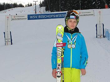 Maximilian Jäger nach der Siegerehrung im Zielraum stolz mit seinen Medaillen. Foto: Dill