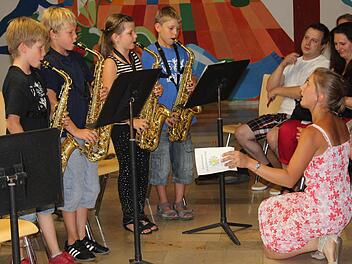 Manuela Galster (l.) leitet die Kinder an den Saxophonen an. Fotos: fra-press