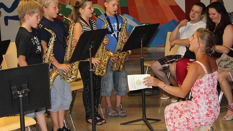 Manuela Galster (l.) leitet die Kinder an den Saxophonen an. Fotos: fra-press