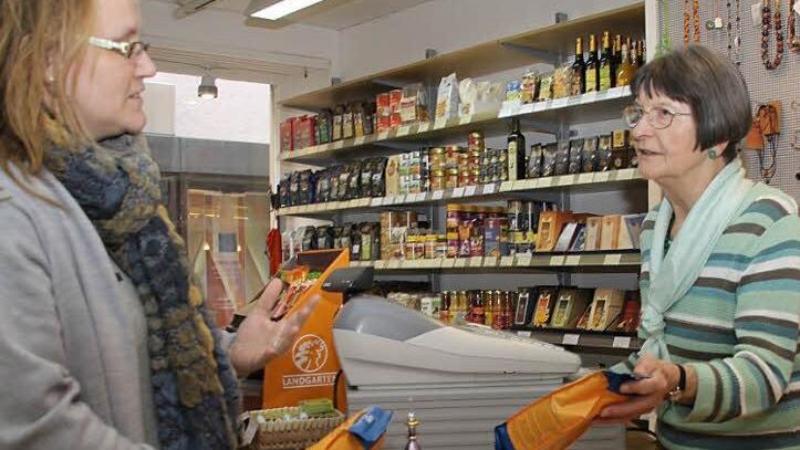 Heidi Hennings (rechts) ist Mitarbeiterin der ersten Stunde im Weltladen. Kerstin Weber ist nicht nur als Vorsitzende des "Faireins" oft im Geschäft, sondern kauft auch aus Überzeugung dort ein. Foto: Dagmar Besand