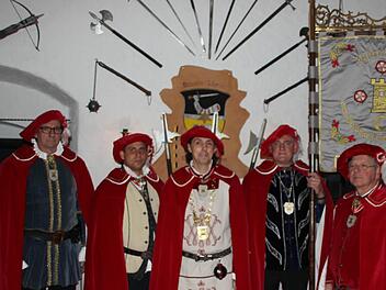 Das Kapitel (der Vorstand) der Rytterschaft zum Goldenen Turm zue Cranaha (von links): Konrad Peetz (Zeugmeister - für das Inventar verantwortlich), Joachim Wachter (Rendant - Kassierer), Sigi Mayer (Großmeyster - Vorsitzender), Walter Söhnlein (Burghauptmann, Zucht- und Knappenmeister - Lehrer für Neulinge), Michael Badura (Cantzelarius - Zweiter Vorsitzender). Es fehlt Stefan Welscher (Secretarius - Schriftführer).  Foto: Friedwald Schedel