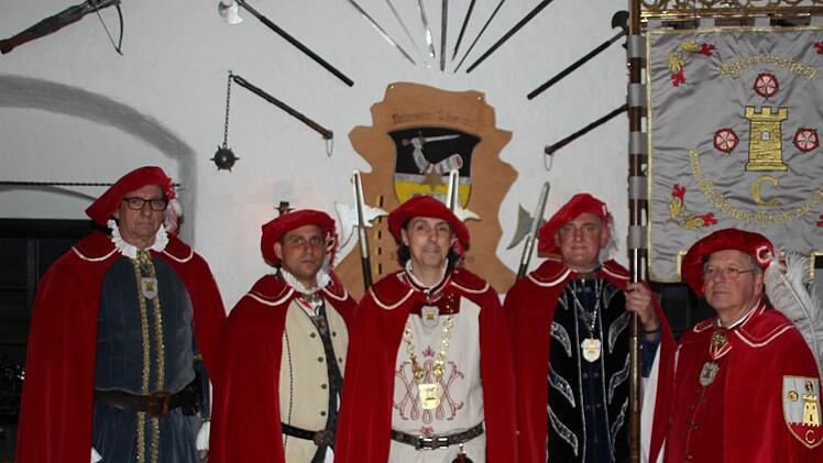 Das Kapitel (der Vorstand) der Rytterschaft zum Goldenen Turm zue Cranaha (von links): Konrad Peetz (Zeugmeister - für das Inventar verantwortlich), Joachim Wachter (Rendant - Kassierer), Sigi Mayer (Großmeyster - Vorsitzender), Walter Söhnlein (Burghauptmann, Zucht- und Knappenmeister - Lehrer für Neulinge), Michael Badura (Cantzelarius - Zweiter Vorsitzender). Es fehlt Stefan Welscher (Secretarius - Schriftführer).  Foto: Friedwald Schedel