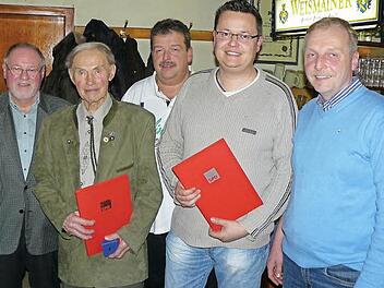 Helmut Knorr engagiert sich seit 50 Jahren für die Anliegen und Ziele der SPD, Frank Stocker ist 25 Jahren dabei. Unser Bild zeigt (von links) Hans Werther, Helmut Knorr, stellvertretenden Ortsvorsitzenden Bernd Zuber, Frank Stocker und Vorsitzenden Volker Matysiak.  Foto: Klaus Peter Wulf