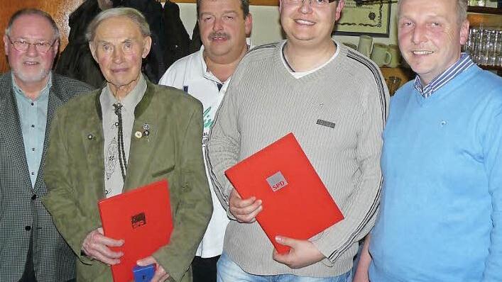 Helmut Knorr engagiert sich seit 50 Jahren für die Anliegen und Ziele der SPD, Frank Stocker ist 25 Jahren dabei. Unser Bild zeigt (von links) Hans Werther, Helmut Knorr, stellvertretenden Ortsvorsitzenden Bernd Zuber, Frank Stocker und Vorsitzenden Volker Matysiak.  Foto: Klaus Peter Wulf