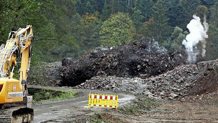 Das war's: Das Gestein hob sich um etwa einen halben Meter (Mitte), dann gab's eine kleine Staubwolke (r.). Foto: Michael Wunder