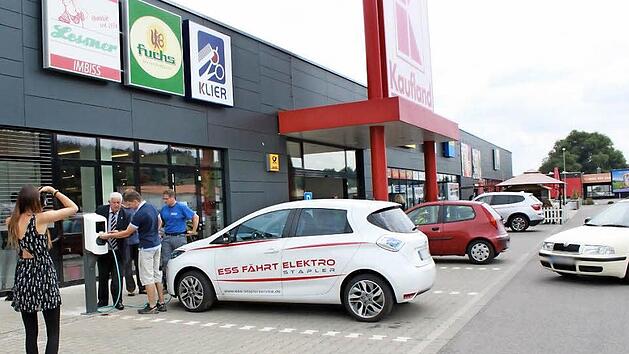 Der erste E-Auto-Fahrer l&auml;dt sein Fahrzeug bereits auf.  Foto: Anette Schreiber