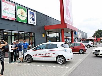 Der erste E-Auto-Fahrer lädt sein Fahrzeug bereits auf.  Foto: Anette Schreiber