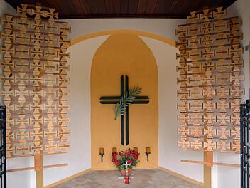 In der renovierten Kapelle hängen Erinnerungskreuze für jeden Kriegstoten.  Foto: Andrea Spörlein