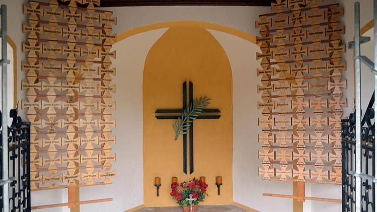 In der renovierten Kapelle hängen Erinnerungskreuze für jeden Kriegstoten.  Foto: Andrea Spörlein