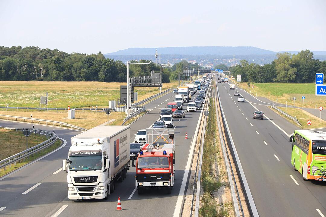 A73 bei Baiersdorf: VW Passat kracht in Stauende
