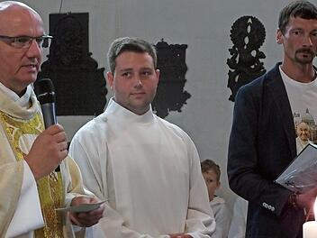 Stadtpfarrer Helmut Hetzel, Michael Knopf und Gemeindereferent Bernhard Keller (v. l.) beim Gottesdienst  Foto: manfred Welker