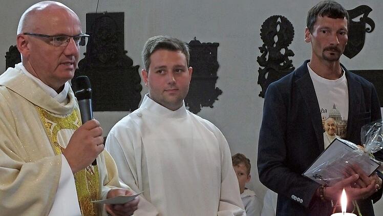 Stadtpfarrer Helmut Hetzel, Michael Knopf und Gemeindereferent Bernhard Keller (v. l.) beim Gottesdienst  Foto: manfred Welker