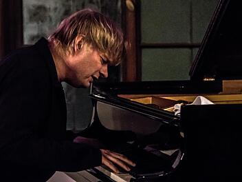 Der finnische Pianist Iiro Rantala begeisterte als Stargast das Publikum bei der Coburger Jazznacht.Jochen Berger