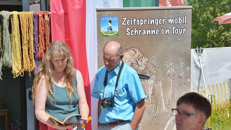 Kreisfachberater Georg Hansul ließ sich von Alexandra Laske über die Farben aus Pflanzen informieren.Hanns Friedrich
