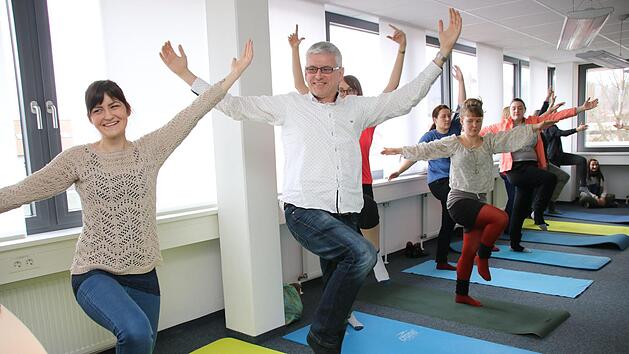 "Bewegte Mittagspause": Mitarbeiter der BR-Redaktion und der Fachverlage beim Start des neuen Gesundheitsprogramms im Medienhaus Baumann.   Foto: Jochen N&uuml;tzel