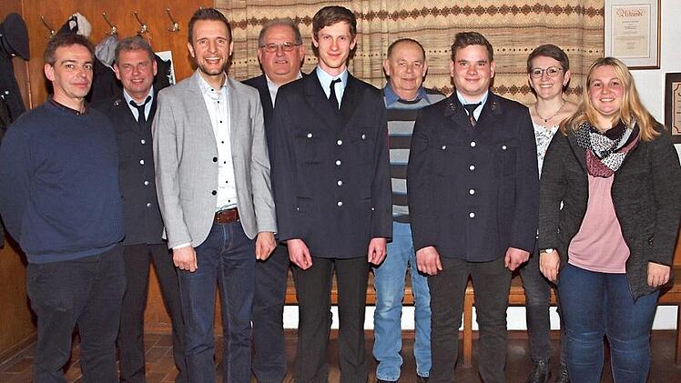 Kommandantenwahl bei der Feuerwehr Mönchkröttendorf (von links): Peter Zillig, Thomas Funk, Bürgermeister Andreas Hügerich, Feuerwehrreferent Otto Dinkel, Kommandant Sebastian Zeis, Feuerwehrreferent Roland Lowig, stellvertretender Kommandant Johannes Schmeußer, Stephanie Bezold und Jasmin Barnickel  Foto: Alfred Thieret