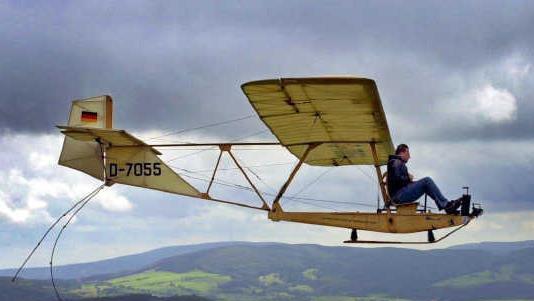 Wiege des motorlosen Flugs: Ein Mitglied des Oldtimer Segelflugclubs Wasserkuppe fliegt mit einem Schulgleiter aus dem Jahre 1938 über die Wasserkuppe. Foto: Karl-Josef Hildenbrand dpa/lby