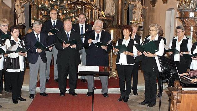 Der Volkschor Kronach sorgte gemeinsam mit Gästen für zauberhafte Momente in der Klosterkirche. Foto: Michael Wunder
