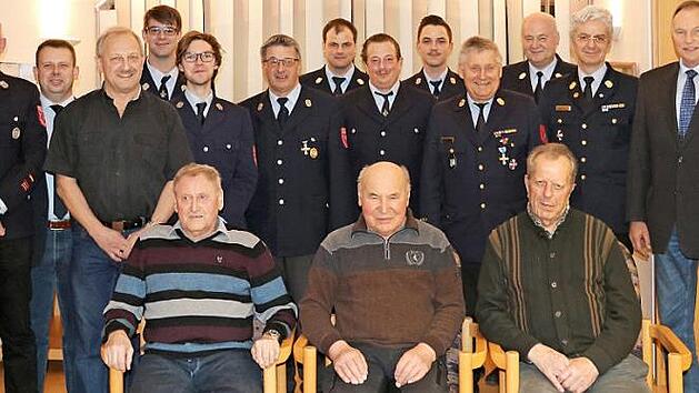 Ehrungen standen bei der Feuerwehr Weidhausen im Mittelpunkt: vorne, von links Harald Knauer, Ehrenmitglied Gerd Angerm&uuml;ller und Klaus Lux sowie (dahinter) Hubert Zapf (Vierter von links) und Thomas Bauer (Siebter von links); es fehlen Horst Zapf und Peter Hofmann. Foto: A. Kemnitzer