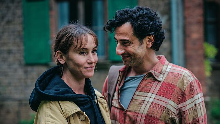 Elena (Peri Baumeister) und Deniz (Serkan Kaya) sind gl&uuml;cklich mit ihrer Ehe und ihren beiden Kindern, gerade erst sind sie in ein altes Haus in der Natur gezogen. Doch der Shitstorm gegen Elena macht ihnen zunehmend das Leben zur H&ouml;lle.