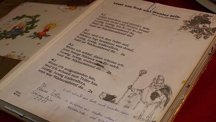 Im goldenen Buch des Nikolaus stehen Lob und Tadel - sowie Liedtexte.  Fotos: Katja Kölbl