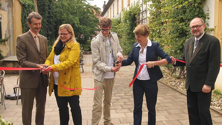 Mit dem offiziellen Durchschneiden des Bandes übergaben sie den neuen Ruhegarten seiner Bestimmung; von links Dr. Norbert Kern, Schirmherrin Isabell Kuhn, Dominik Baum, Heimleiterin Ute Engel und Bürgermeister Robert Herrmann.