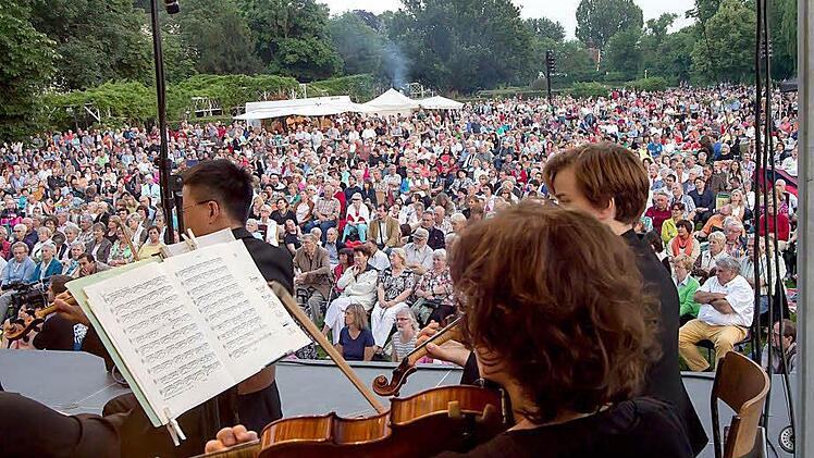 Stimmungsvolle Kulisse an einem lauen Sommerabend: Tausende von Zuhörern lauschen der "Italienischen Nacht" im Coburger Rosengarten.