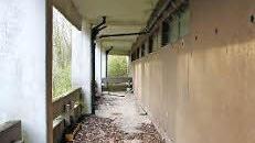 Schlimm sieht es rund ums Hallenbad aus.