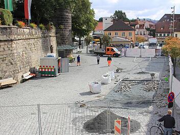 Interessierte Passanten werfen immer wieder einen Blick auf die Baustelle am Kronacher Marienplatz. Die Arbeiten dort werden viel schneller abgeschlossen, als es ursprünglich erwartet worden war. Foto: Marco Meißner