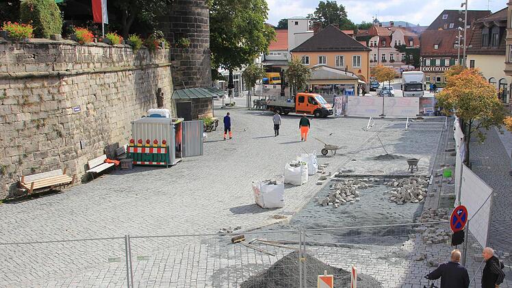 Interessierte Passanten werfen immer wieder einen Blick auf die Baustelle am Kronacher Marienplatz. Die Arbeiten dort werden viel schneller abgeschlossen, als es ursprünglich erwartet worden war. Foto: Marco Meißner