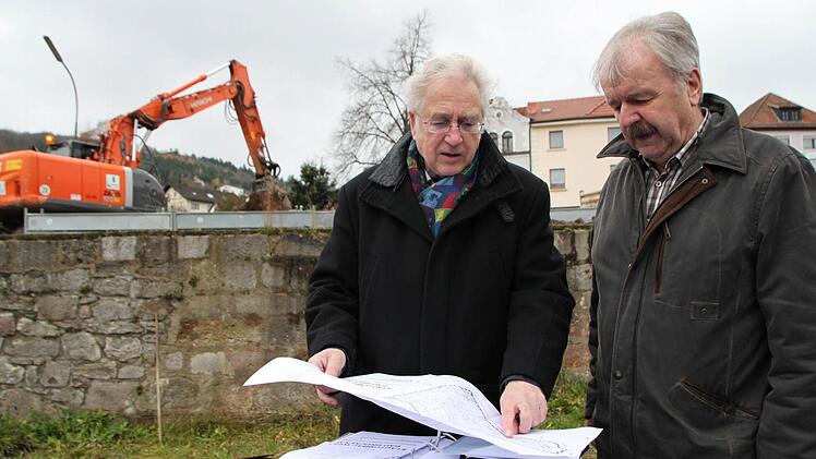 Vor einem Jahr: Herr der Pläne: Architekt Dag Schröder bespricht mit Karl Heinz Weismantel die Baumaßnahme. Foto: Ulrike Müller/Archiv