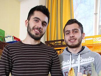 Ehrenamtlich helfen Mohammad Yazji und Shauki Yazji bei der Kissinger Tafel. Für die beiden Flüchtlinge aus Syrien ist die Arbeit mehr als eine Abwechslung zum Deutschkurs in der Berufsschule. Foto: Carmen Schmitt