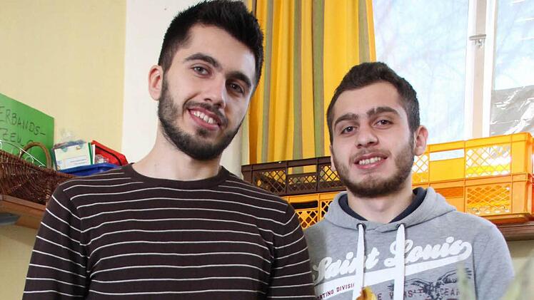 Ehrenamtlich helfen Mohammad Yazji und Shauki Yazji bei der Kissinger Tafel. Für die beiden Flüchtlinge aus Syrien ist die Arbeit mehr als eine Abwechslung zum Deutschkurs in der Berufsschule. Foto: Carmen Schmitt