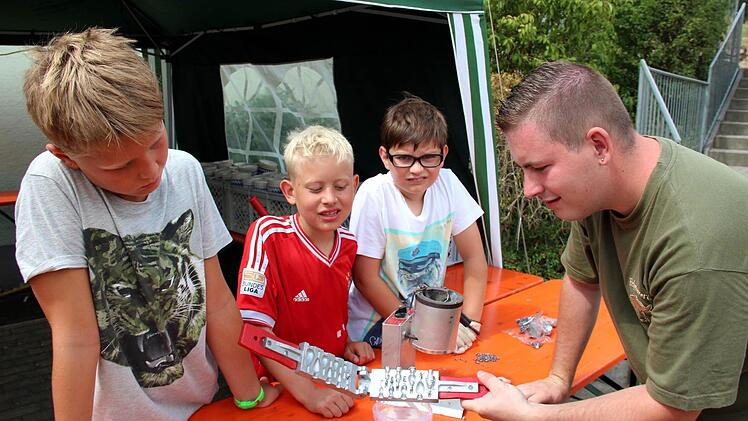 Bleigießen mit (von links) Jonas, Mike, Emanuel, Stefan und Anna.  Foto: Johanna Blum