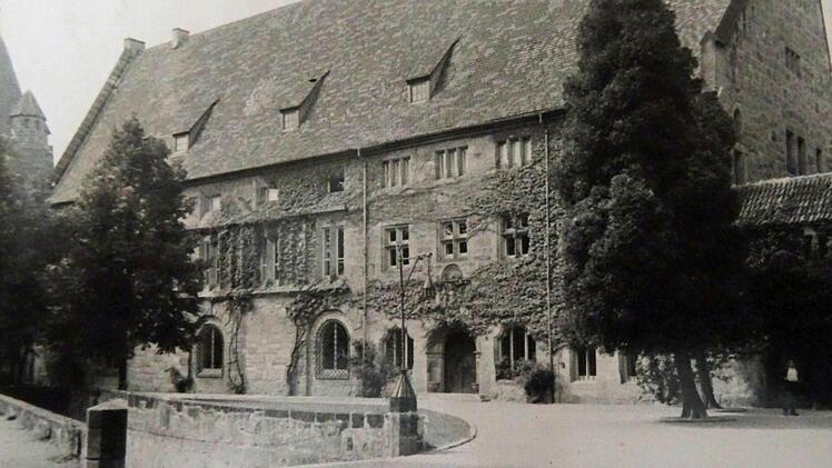 Historische Aufnahme des sogenannten Carl-Eduard-Bau großflächig bedeckt hatte. Zu den Exponaten in diesem Gebäude zählt die Sammlung venezianischer Gläser.