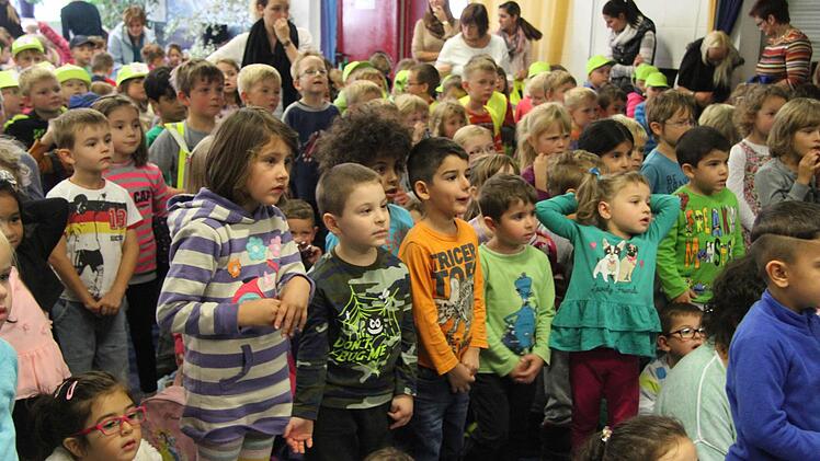 Beim Weltkindertag trafen sich mehr als 350 Kindergarten und Schulkinder im Jugendzentrum Alte Spinnerei. "Kinde haben Rechte, damit es ihnen wohl ergehe", war das Motto des Tages