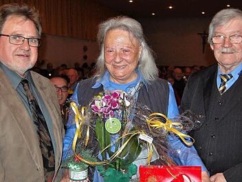 Hannelore Schwebel wurde vom stellvertretenden VdK-Kreisvorsitzenden Harry Mack (links) und dem Bad Bockleter Ortsvorsitzenden Siegbert Holzheimer gleich dreimal ausgezeichnet.  Foto: Sigismund von Dobschütz
