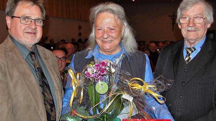 Hannelore Schwebel wurde vom stellvertretenden VdK-Kreisvorsitzenden Harry Mack (links) und dem Bad Bockleter Ortsvorsitzenden Siegbert Holzheimer gleich dreimal ausgezeichnet.  Foto: Sigismund von Dobschütz