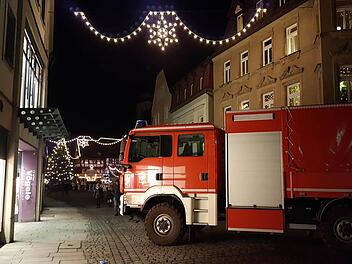 Ein Feuerwehrfahrzeug versperrt die Zufahrt zum Forchheimer Weihnachtsmarkt. Foto: Konstantin Sauer