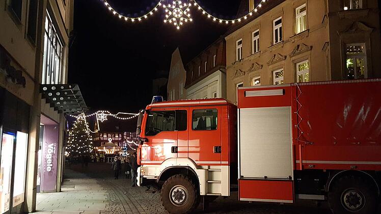 Ein Feuerwehrfahrzeug versperrt die Zufahrt zum Forchheimer Weihnachtsmarkt. Foto: Konstantin Sauer
