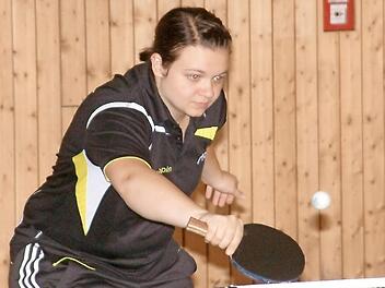 Einen erfolgreichen Saisonstart hatten die Damen des TTC Tiefenlauter III nach ihrem Abstieg aus der Oberfrankenliga in der 2. Bezirksliga West. Beim 8:4-Heimsieg gegen den TTC Thann blieb Alina Ros (Bild) in ihren drei Einzeln und im Doppel mit Iris Kornprobst-Deffner unbezwungen.  Foto: Hans Franz