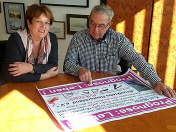 Den Reinerlös aus seiner Holzengel-Aktion beim Pinklauf hat Kurt Müller(rechts) erneut dem Verein Brustkrebs Deutschland gespendet. Dafür bedankte sich Bad Brückenaus Bürgermeisterin Brigitte Meyerdierks. Foto: Rolf Pralle